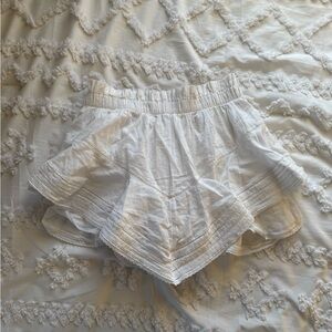 Aerie White Ruffled Skor